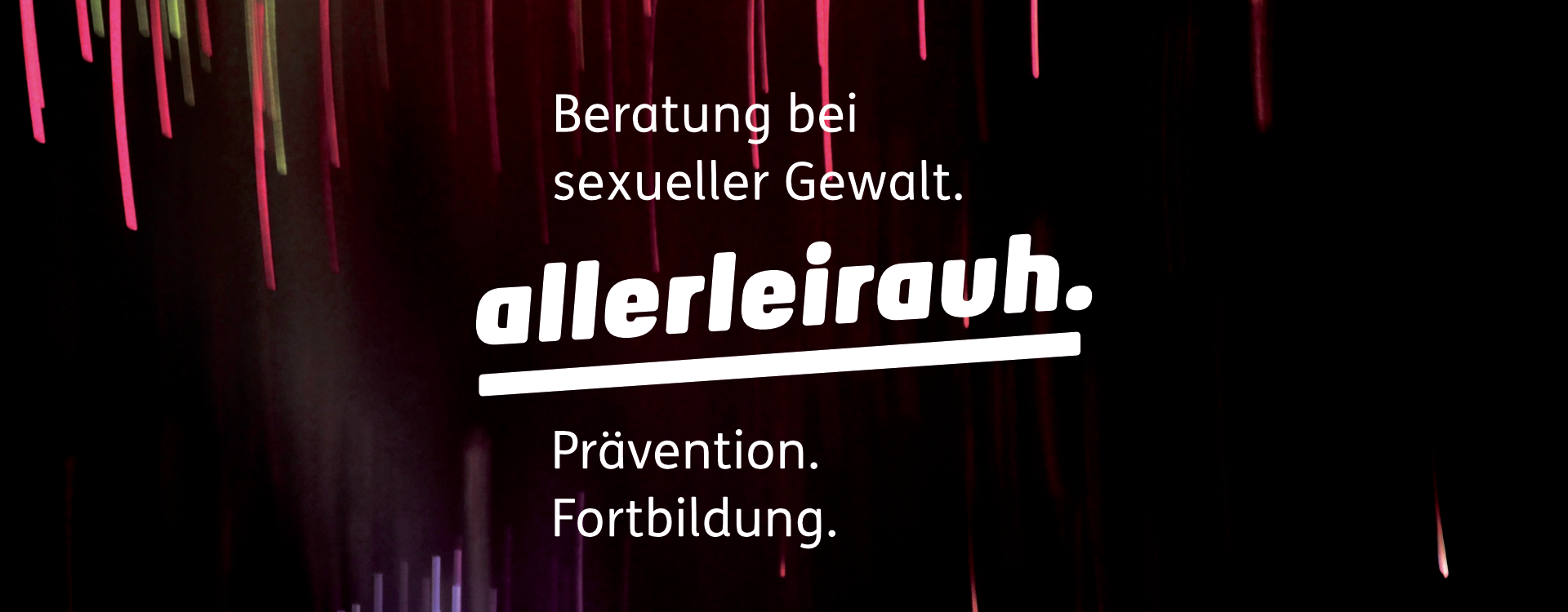 Allerleirauh-Logo in weiß vor Symbolbild (Dunkelheit mit einzelnen bunten Lichtstreifen, die sich vertikal durchs Bild ziehen)